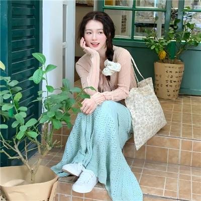随盲柳入眠的女人